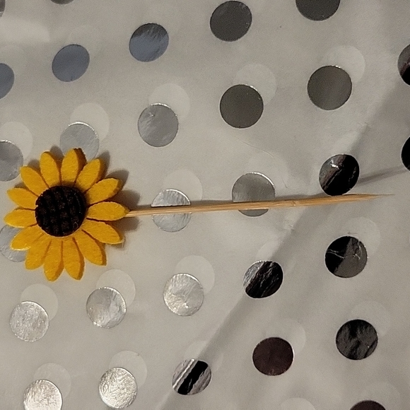 Sunflower cupcake toppers - Picture 3 of 3